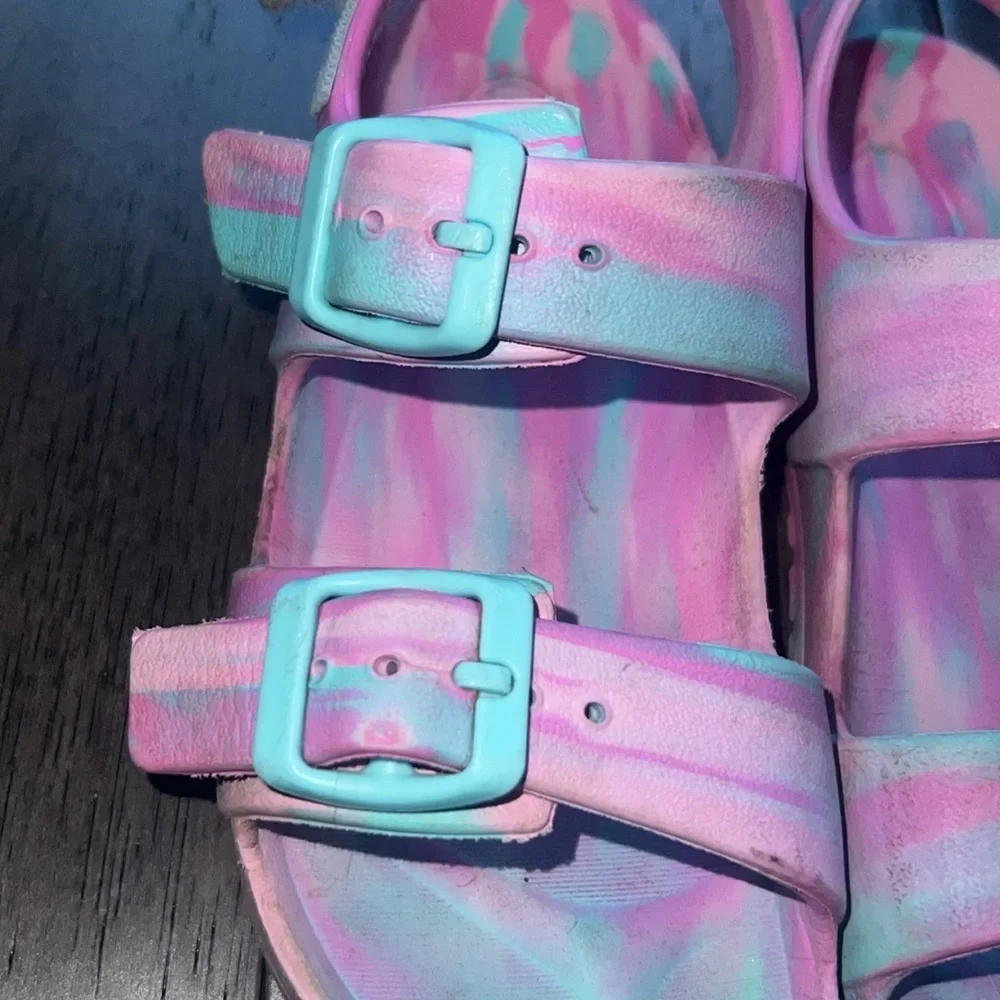 Girls cotton candy tie-dye color buckled flat gladiator like sandals